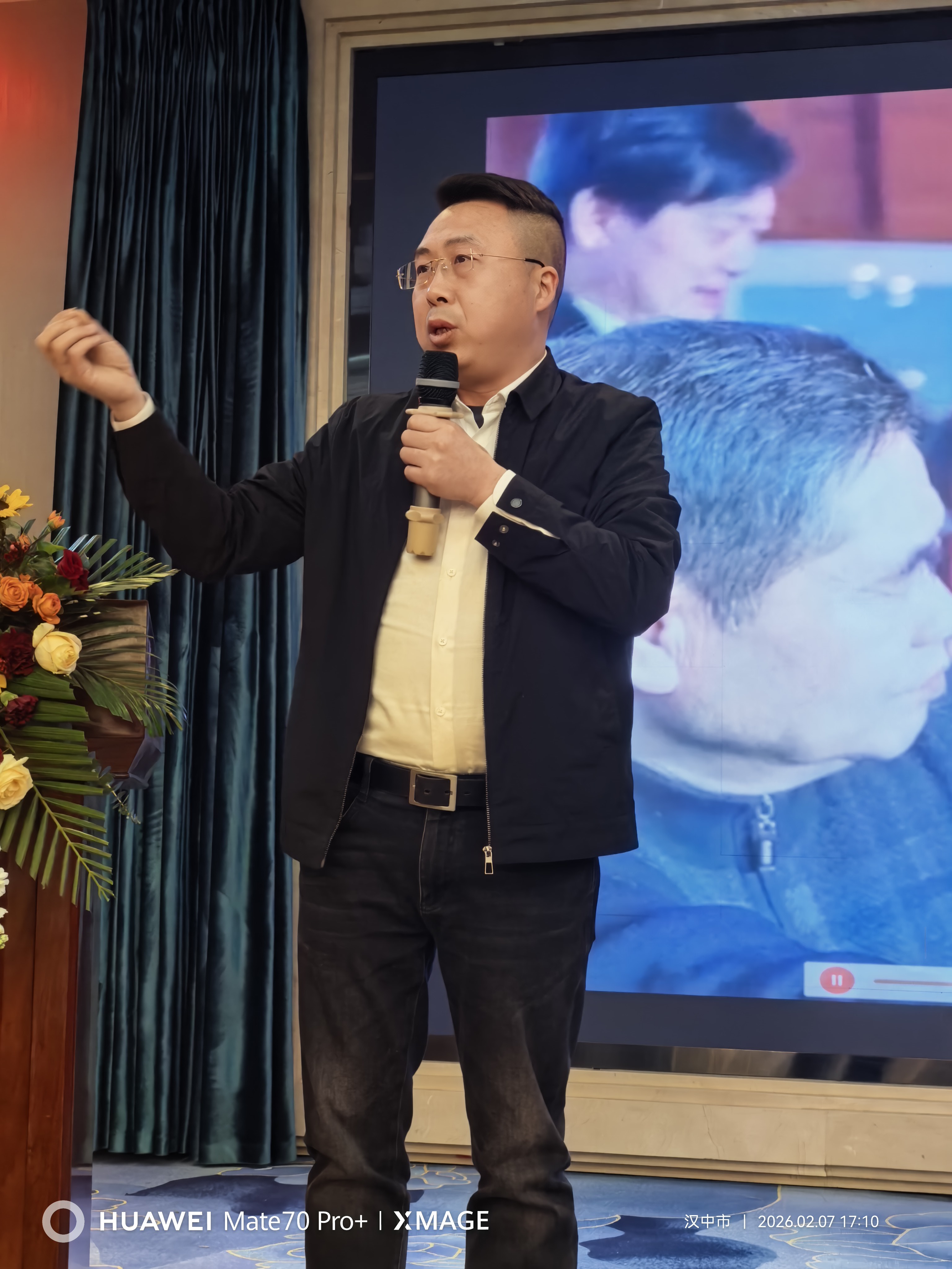 苏白会长手持话筒分享自己的思考